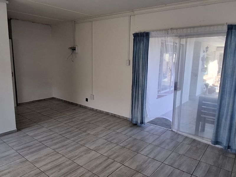 Spacious family home on income generating property with 2 flats in Gonubie - Photo 3