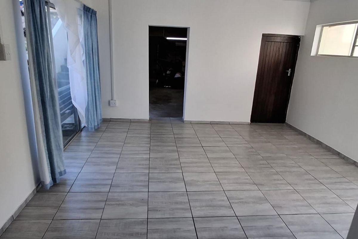 Spacious family home on income generating property with 2 flats in Gonubie - Photo 4
