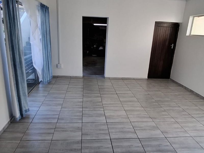 Spacious family home on income generating property with 2 flats in Gonubie - Photo 4