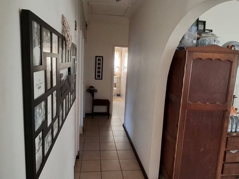Spacious family home on income generating property with 2 flats in Gonubie - Photo 9