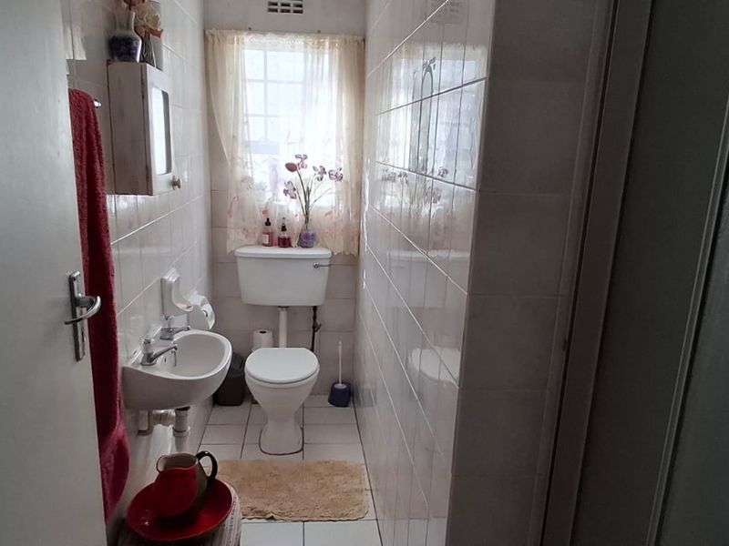 Spacious family home on income generating property with 2 flats in Gonubie - Photo 8