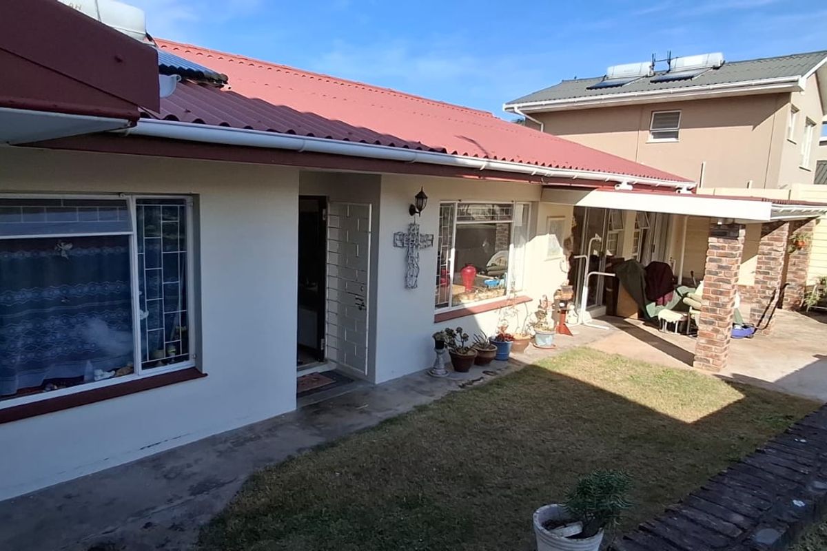 Spacious family home on income generating property with 2 flats in Gonubie - Photo 2