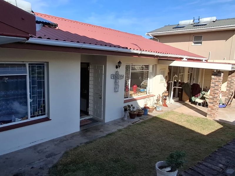 Spacious family home on income generating property with 2 flats in Gonubie - Photo 2