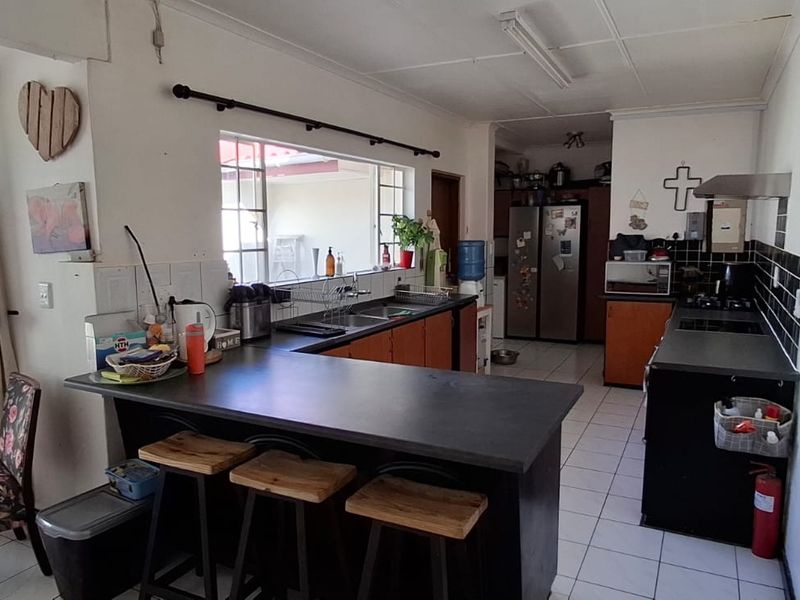 Spacious family home on income generating property with 2 flats in Gonubie - Photo 7