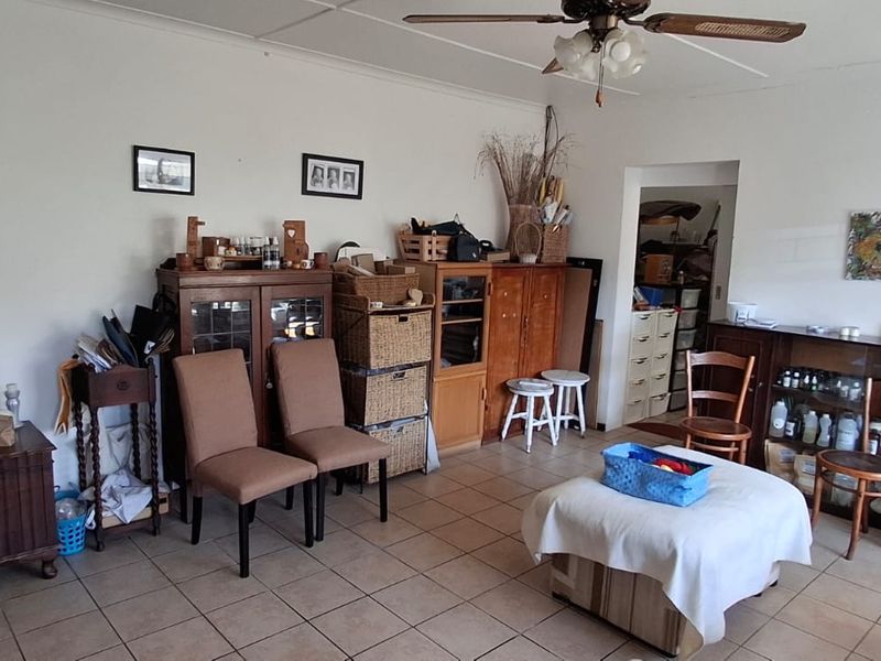 Spacious family home on income generating property with 2 flats in Gonubie - Photo 6