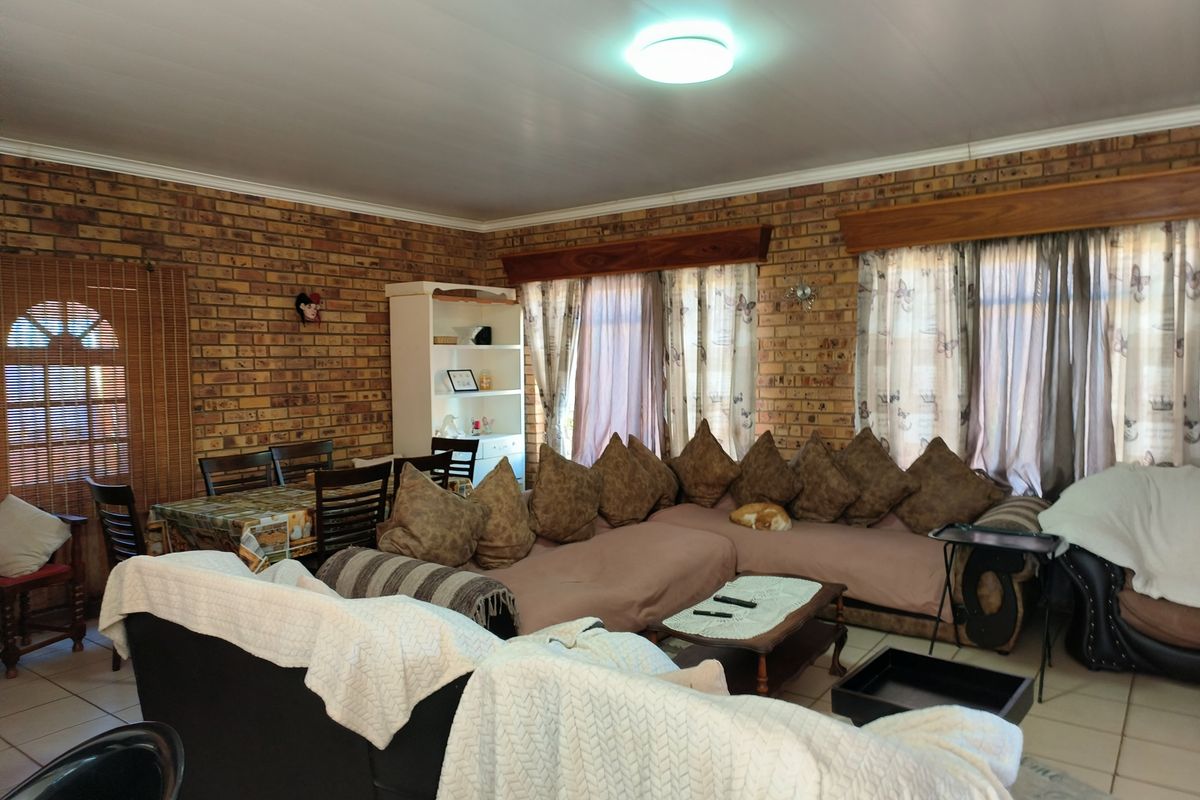 Spacious Double Storey Family Home with Separate 2 Bedroom Flat in Vaal Park - Orkney - Photo 4