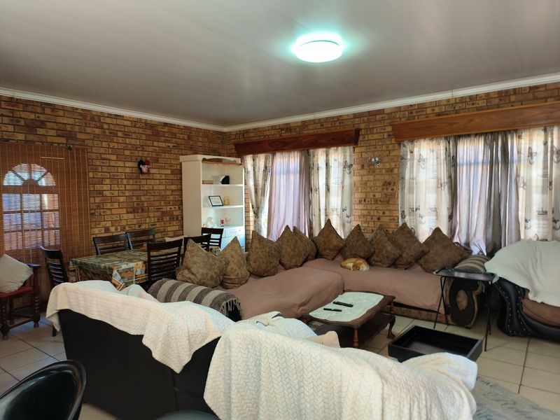 Spacious Double Storey Family Home with Separate 2 Bedroom Flat in Vaal Park - Orkney - Photo 4