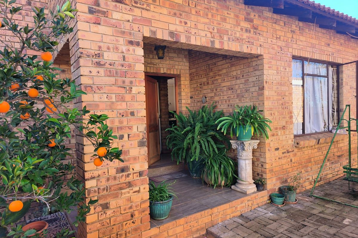 Spacious Double Storey Family Home with Separate 2 Bedroom Flat in Vaal Park - Orkney - Photo 2