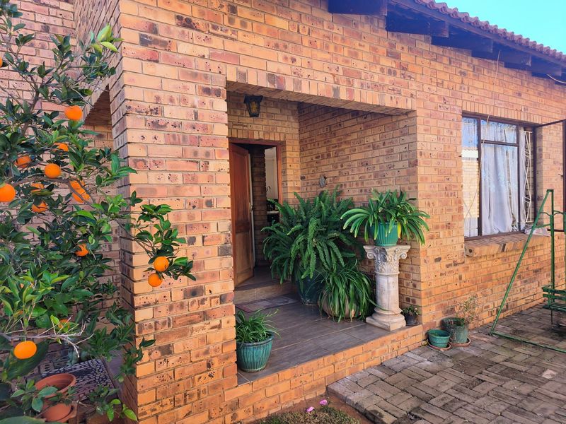 Spacious Double Storey Family Home with Separate 2 Bedroom Flat in Vaal Park - Orkney - Photo 2