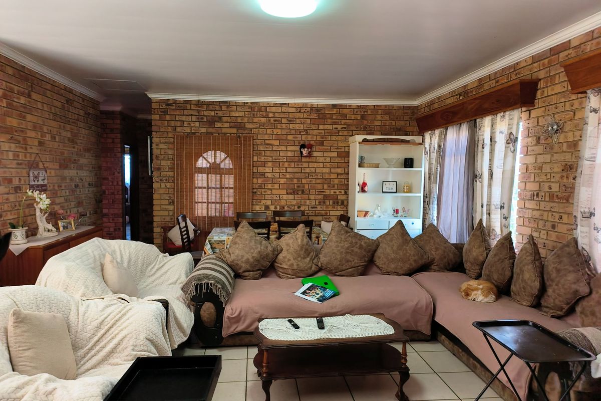 Spacious Double Storey Family Home with Separate 2 Bedroom Flat in Vaal Park - Orkney - Photo 3