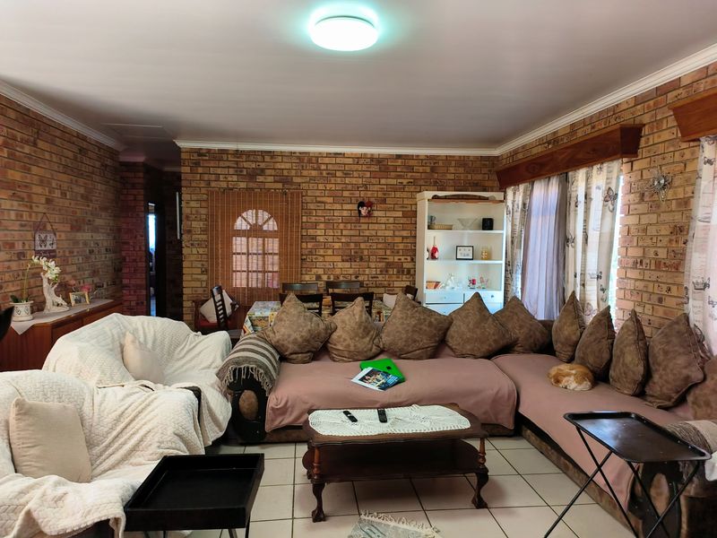 Spacious Double Storey Family Home with Separate 2 Bedroom Flat in Vaal Park - Orkney - Photo 3