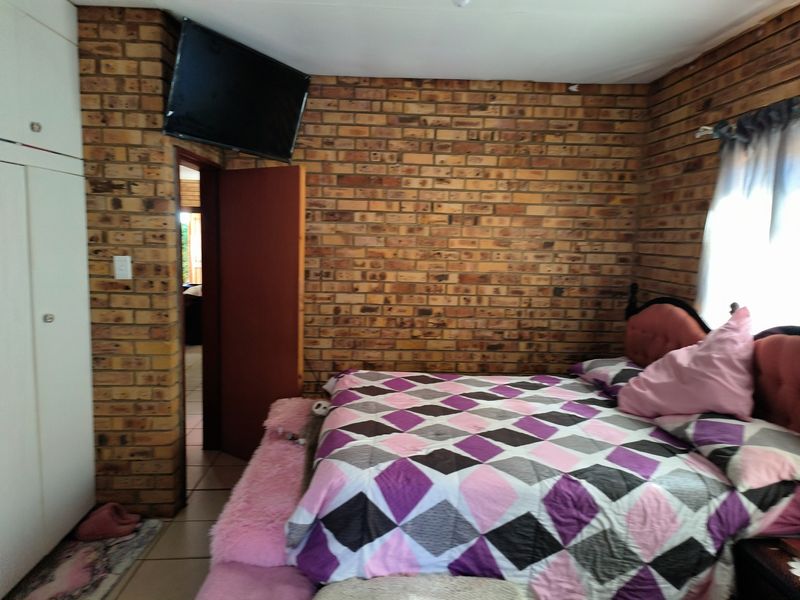 Spacious Double Storey Family Home with Separate 2 Bedroom Flat in Vaal Park - Orkney - Photo 10