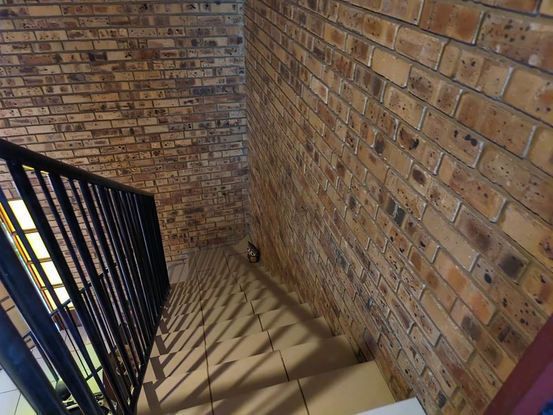 Spacious Double Storey Family Home with Separate 2 Bedroom Flat in Vaal Park - Orkney - Photo 9