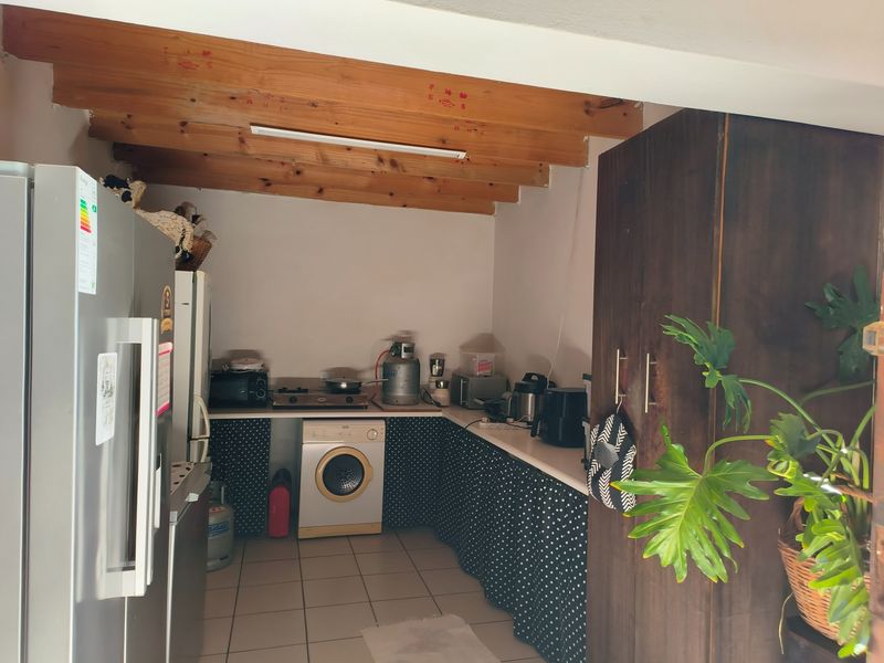 Spacious Double Storey Family Home with Separate 2 Bedroom Flat in Vaal Park - Orkney - Photo 7