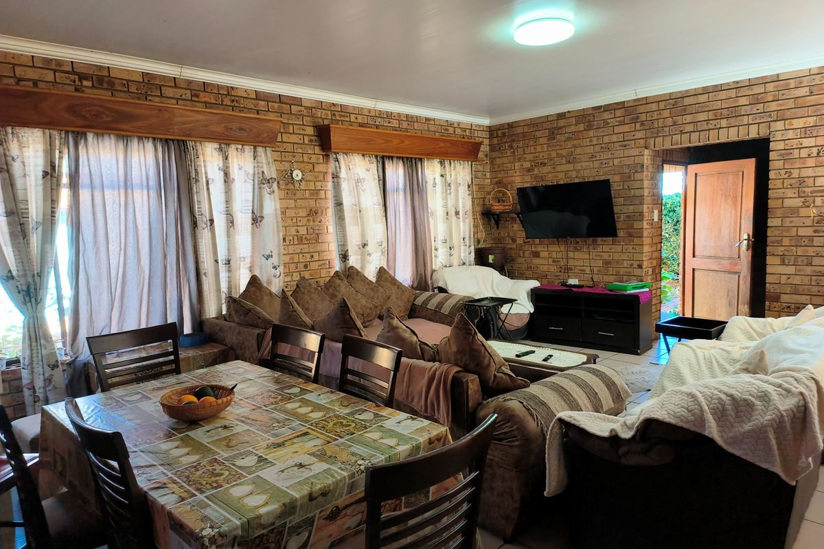Spacious Double Storey Family Home with Separate 2 Bedroom Flat in Vaal Park - Orkney - Photo 5