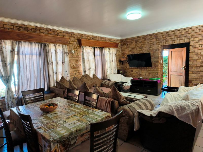 Spacious Double Storey Family Home with Separate 2 Bedroom Flat in Vaal Park - Orkney - Photo 5