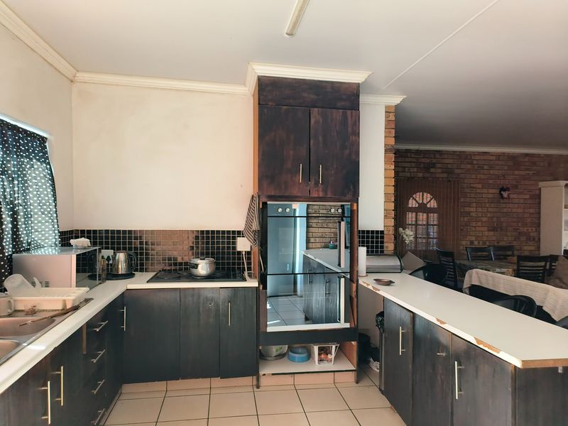 Spacious Double Storey Family Home with Separate 2 Bedroom Flat in Vaal Park - Orkney - Photo 6