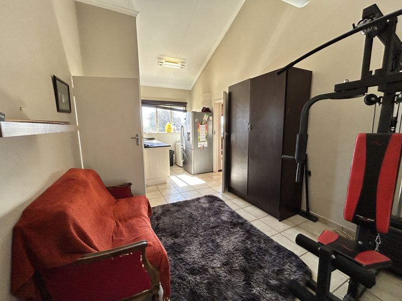 Beautiful 3-Bedroom Family Home with Pool & Entertainment Area - Photo 4