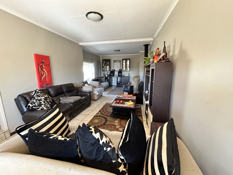 Beautiful 3-Bedroom Family Home with Pool & Entertainment Area - Photo 3