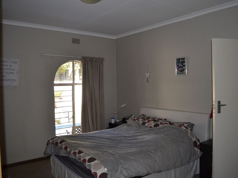 Beautiful 3-Bedroom Family Home with Pool & Entertainment Area - Photo 9
