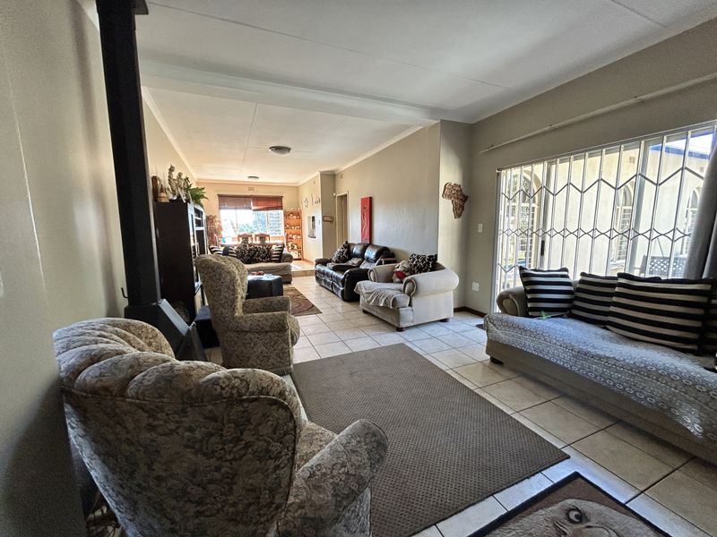 Beautiful 3-Bedroom Family Home with Pool & Entertainment Area - Photo 2