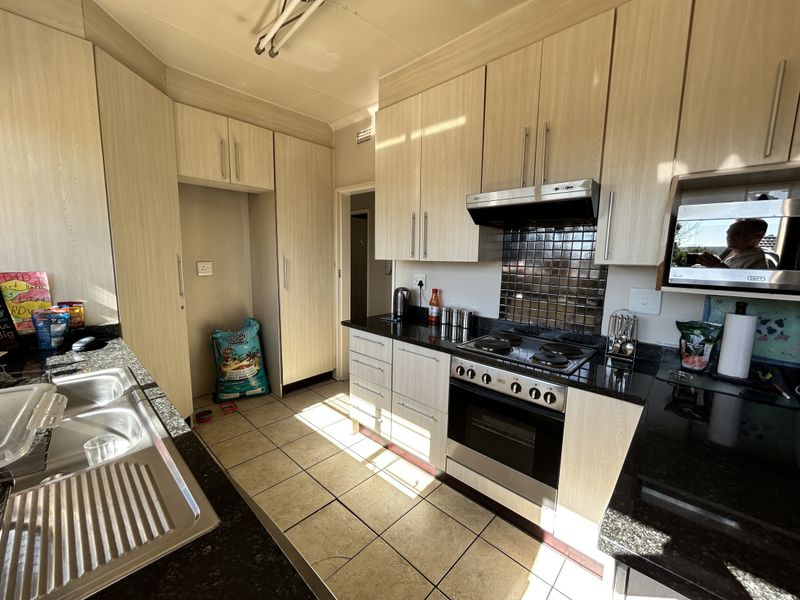 Beautiful 3-Bedroom Family Home with Pool & Entertainment Area - Photo 5
