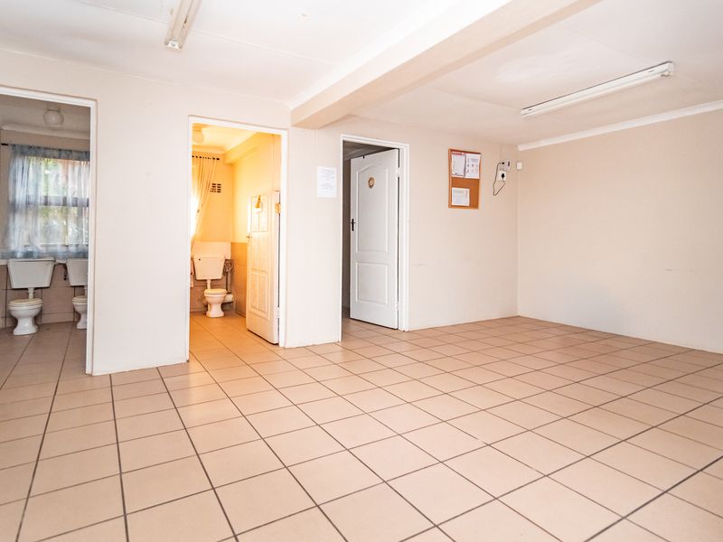 Young Family Looking For A Starter Up Home or Ideal For An Educational Centre ... - Photo 4