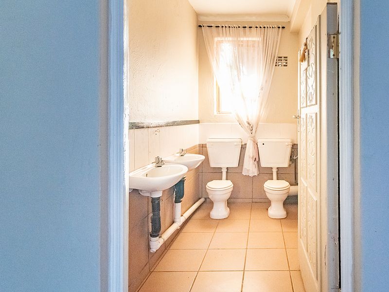 Young Family Looking For A Starter Up Home or Ideal For An Educational Centre ... - Photo 8