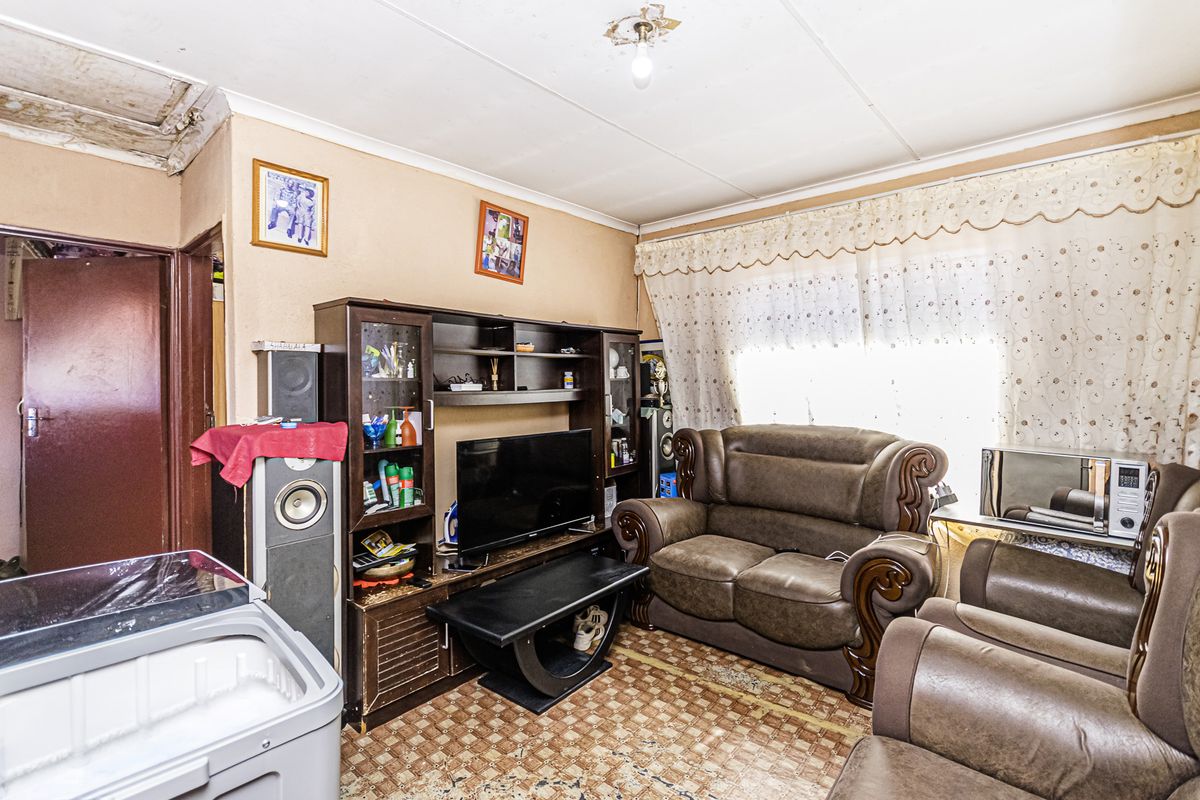 Charming 2-Bedroom House For Sale in Kagiso, Krugersdorp – Perfect For First-Time Buyers - Photo 3