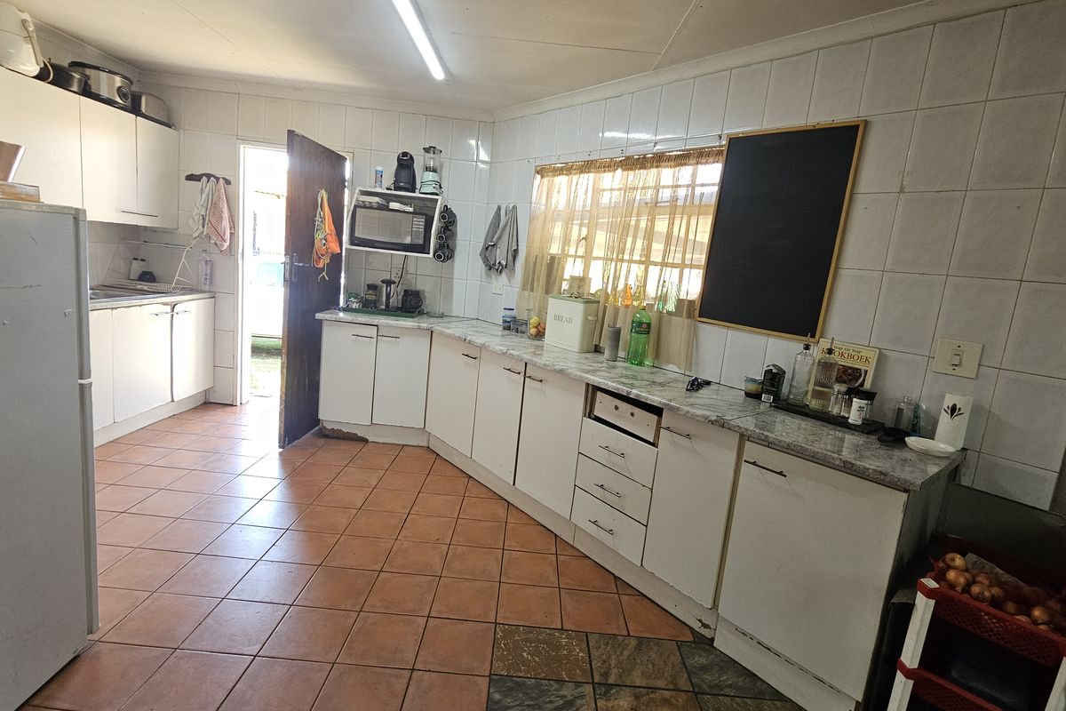 This well-maintained property offers comfortable family living with excellent additional accommodati - Photo 4