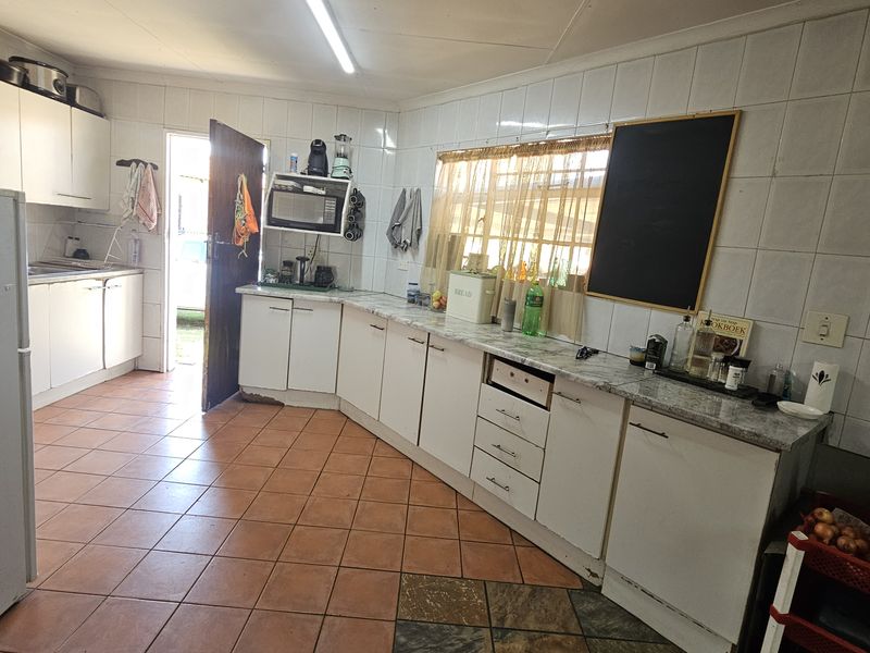 This well-maintained property offers comfortable family living with excellent additional accommodati - Photo 4