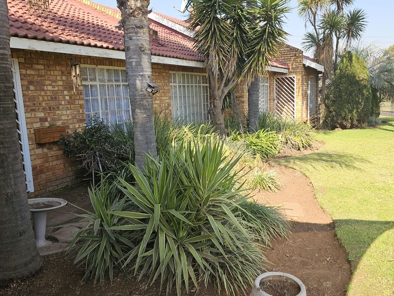 This well-maintained property offers comfortable family living with excellent additional accommodati
