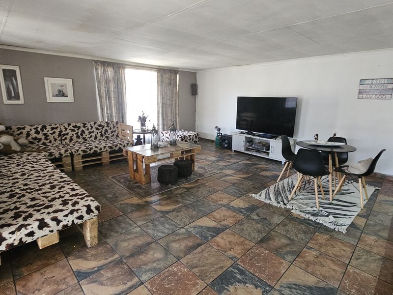 This well-maintained property offers comfortable family living with excellent additional accommodati - Photo 8