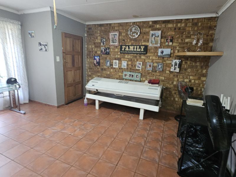 This well-maintained property offers comfortable family living with excellent additional accommodati - Photo 9