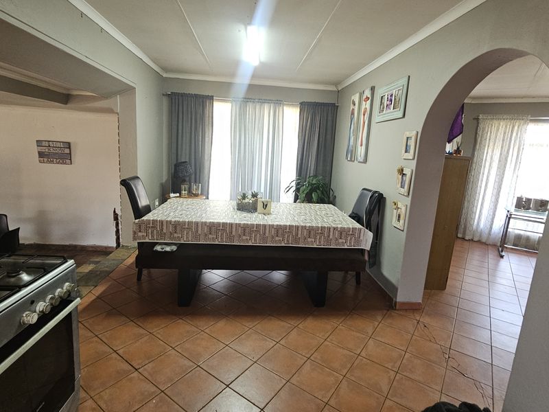 This well-maintained property offers comfortable family living with excellent additional accommodati - Photo 7