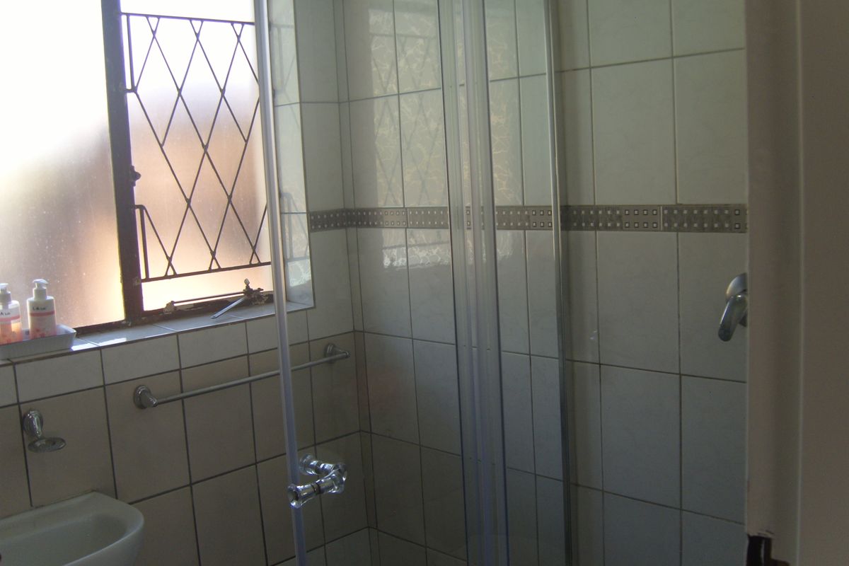 3 bedroom house in Brackendowns, Alberton - Photo 5
