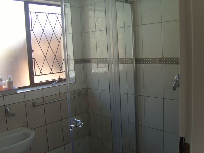 3 bedroom house in Brackendowns, Alberton - Photo 5