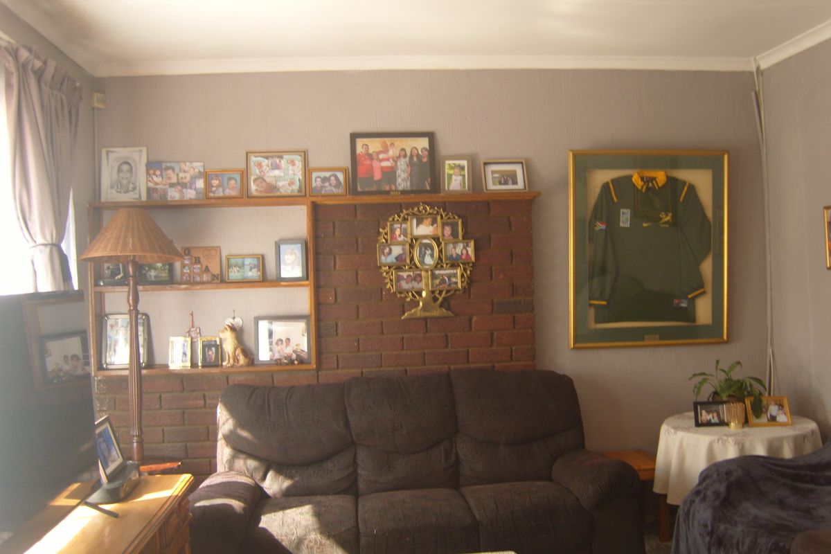 3 bedroom house in Brackendowns, Alberton - Photo 3