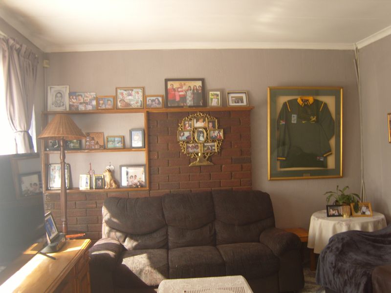 3 bedroom house in Brackendowns, Alberton - Photo 3