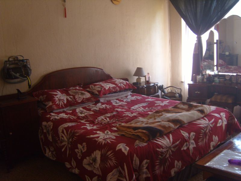 3 bedroom house in Brackendowns, Alberton - Photo 8