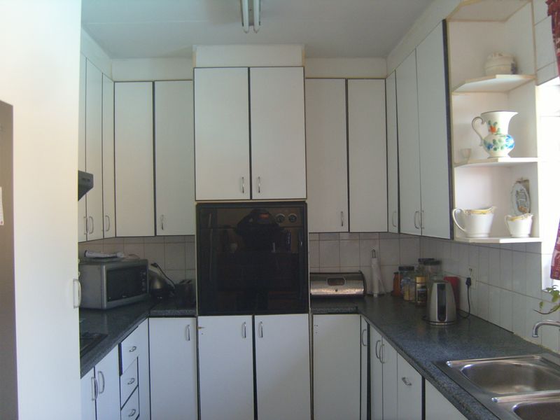 3 bedroom house in Brackendowns, Alberton - Photo 2