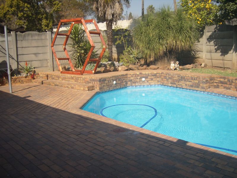 3 bedroom house in Brackendowns, Alberton - Photo 10