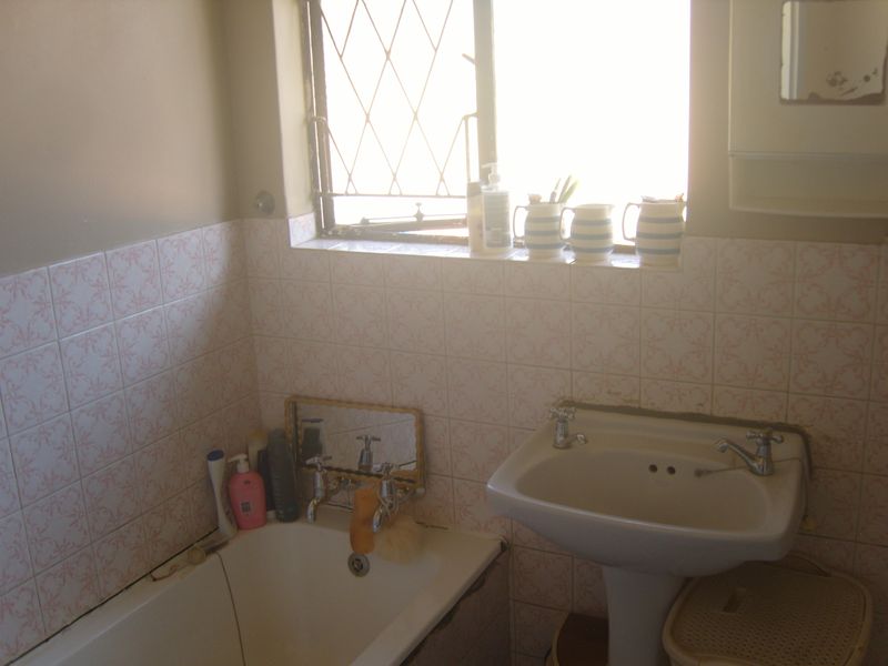 3 bedroom house in Brackendowns, Alberton - Photo 7