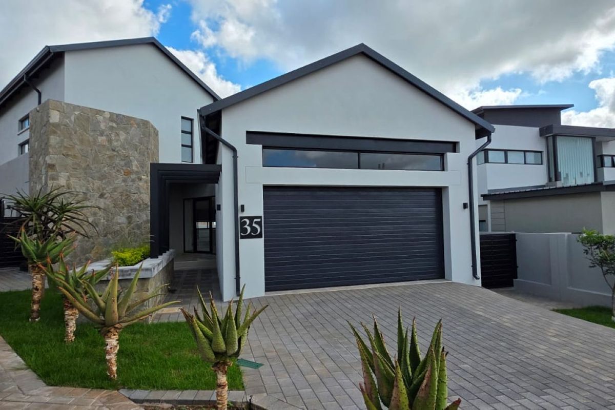 Spacious Family Home Designed for Modern Living and Entertaining - Photo 2