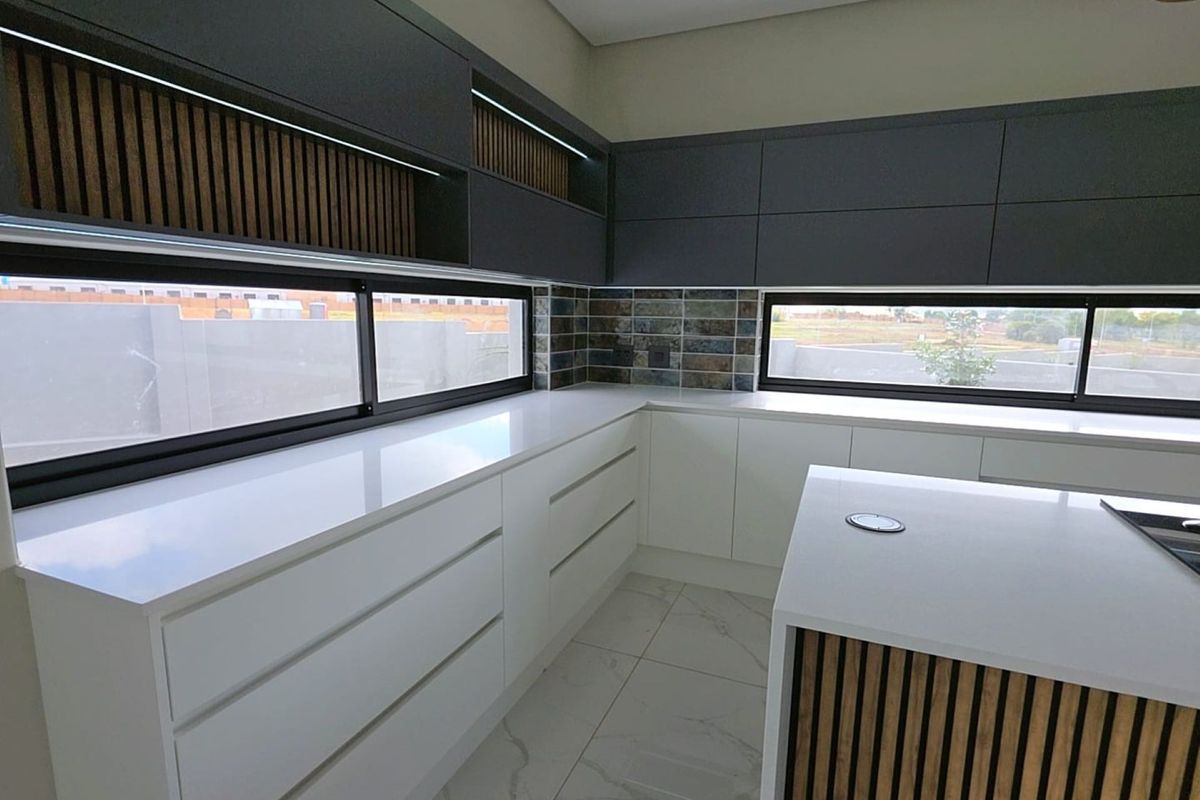 Spacious Family Home Designed for Modern Living and Entertaining - Photo 4