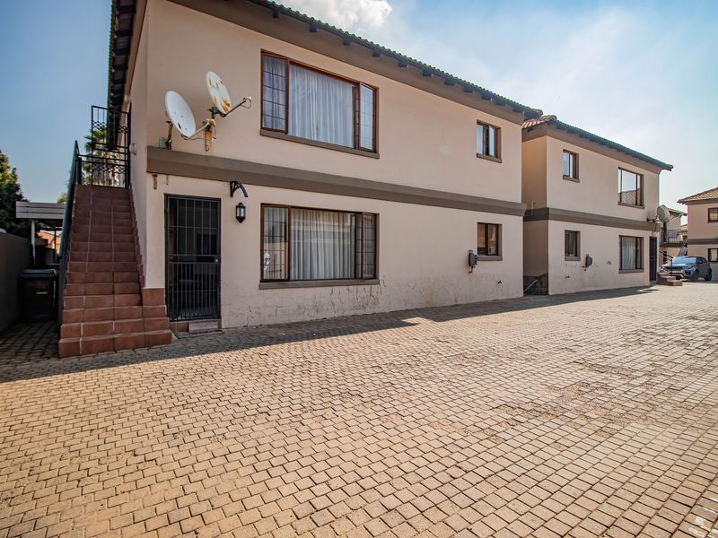 Stunning 3-Bedroom in Sonneveld, Brakpan – The Perfect Blend of Comfort, Style, and d Secure Estate - Photo 2