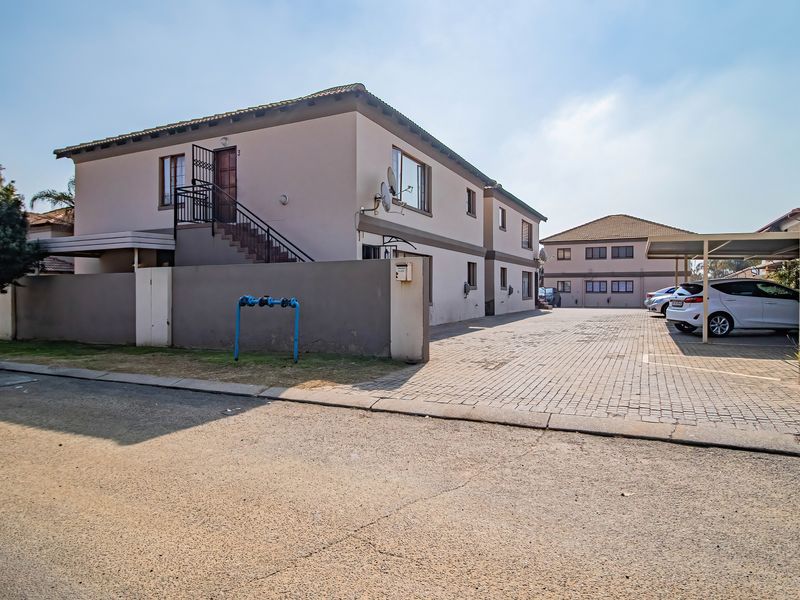 Stunning 3-Bedroom in Sonneveld, Brakpan – The Perfect Blend of Comfort, Style, and d Secure Estate - Photo 1