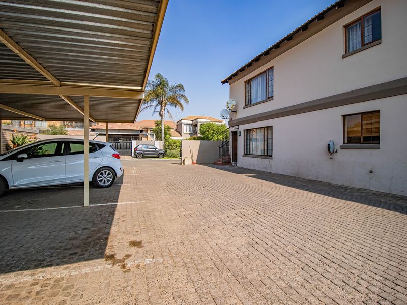 Stunning 3-Bedroom in Sonneveld, Brakpan – The Perfect Blend of Comfort, Style, and d Secure Estate - Photo 3