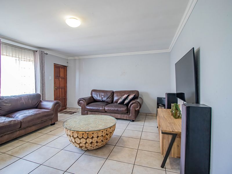 Stunning 3-Bedroom in Sonneveld, Brakpan – The Perfect Blend of Comfort, Style, and d Secure Estate - Photo 7