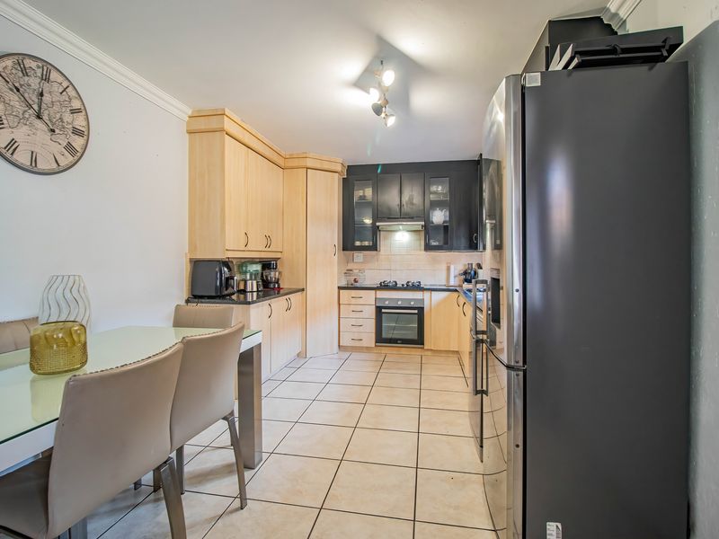 Stunning 3-Bedroom in Sonneveld, Brakpan – The Perfect Blend of Comfort, Style, and d Secure Estate - Photo 10